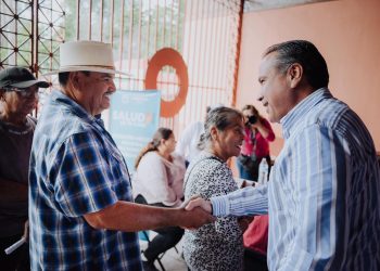 Construyen sonrisas Toño Astiazarán y Patty Ruibal con entrega de prótesis dentales a adultos mayores