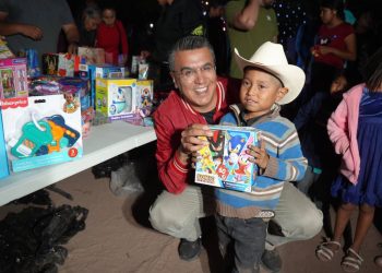 Ramón Flores enciende la esperanza en Vícam y da inicio a una nueva tradición comunitaria.