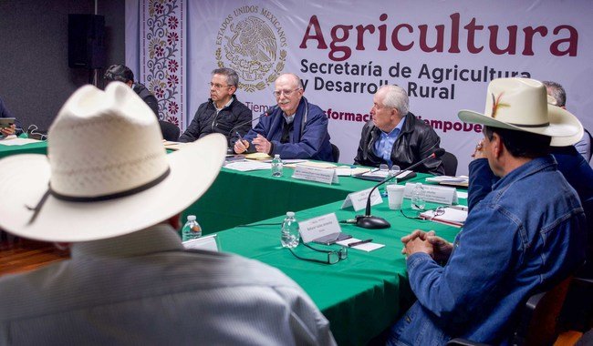 Gobierno desactiva bloqueos: acuerda con campesinos y transportistas tras mesas de diálogo