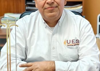 Docente de la UES recibe premio internacional por su investigación sobre la palma datilera