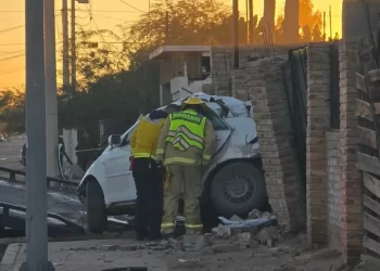 Se estrella vehículo con vivienda en SLRC; hay dos muertos