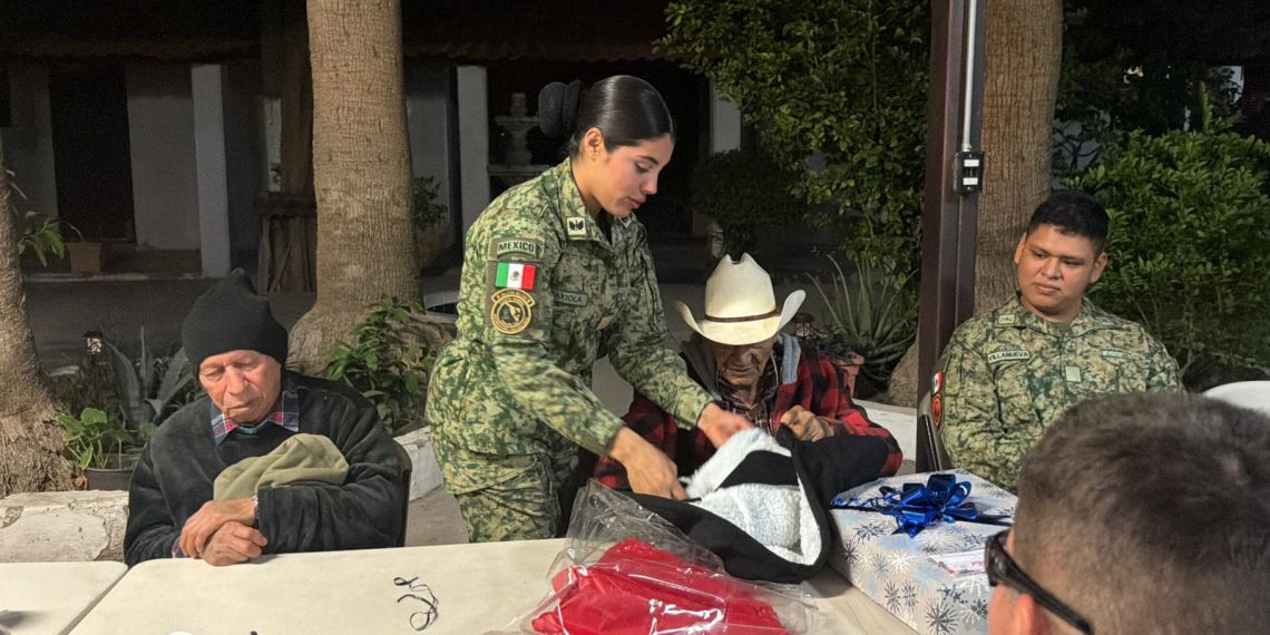 Ejército Mexicano comparte cena navideña con adultos mayores del Asilo Juan Pablo II
