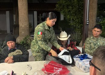 Ejército Mexicano comparte cena navideña con adultos mayores del Asilo Juan Pablo II