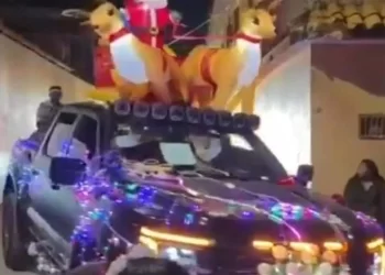 ‘Los Tlacos’ arman desfile navideño y regalan juguetes a niños en Guerrero