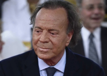 Medio español asegura Julio Iglesias está analizando demanda millonaria contra el eldiario.es y Univision