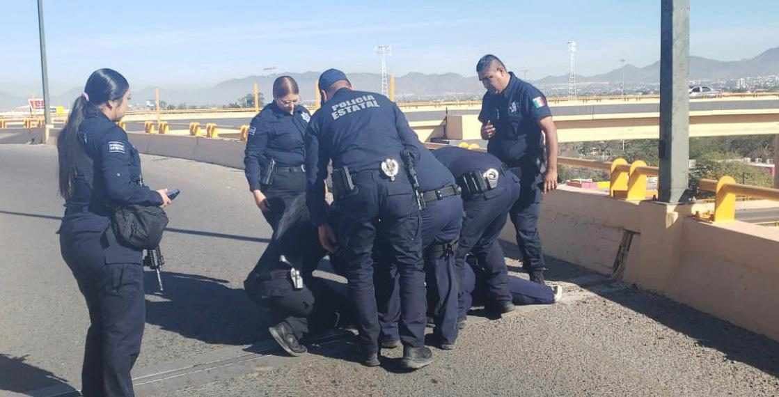 Policías estatales salvan la vida de una mujer en puente de Hermosillo