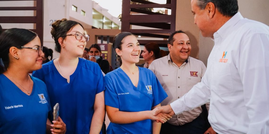 Beneficia Toño Astiazarán a estudiantes de la UniKino con tramo Camina Segura