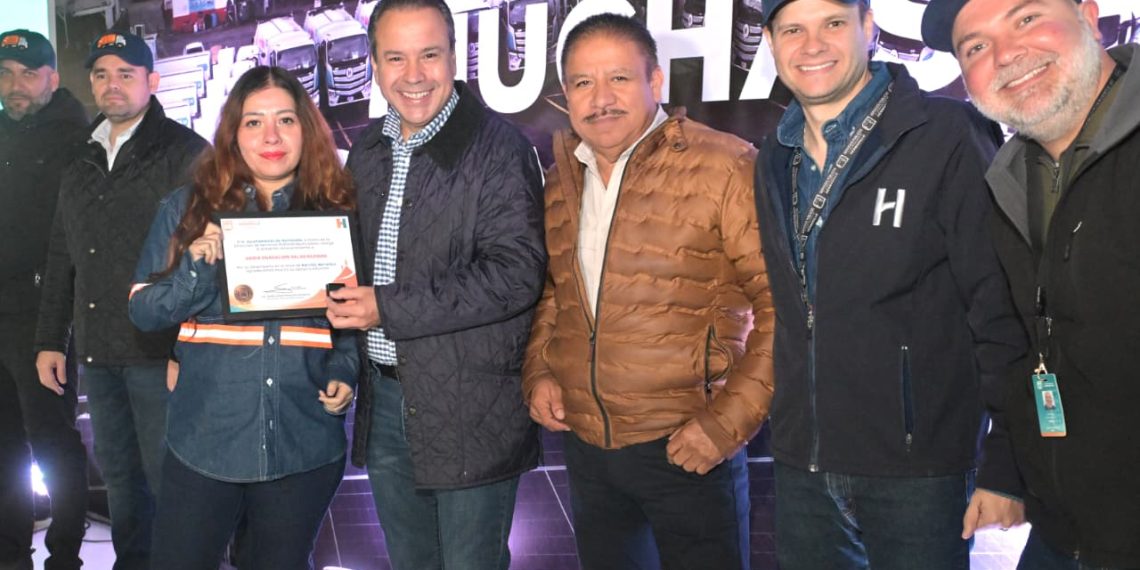 Celebra Toño Astiazarán a personal de recolección de basura con chocolatiza