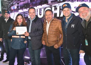 Celebra Toño Astiazarán a personal de recolección de basura con chocolatiza