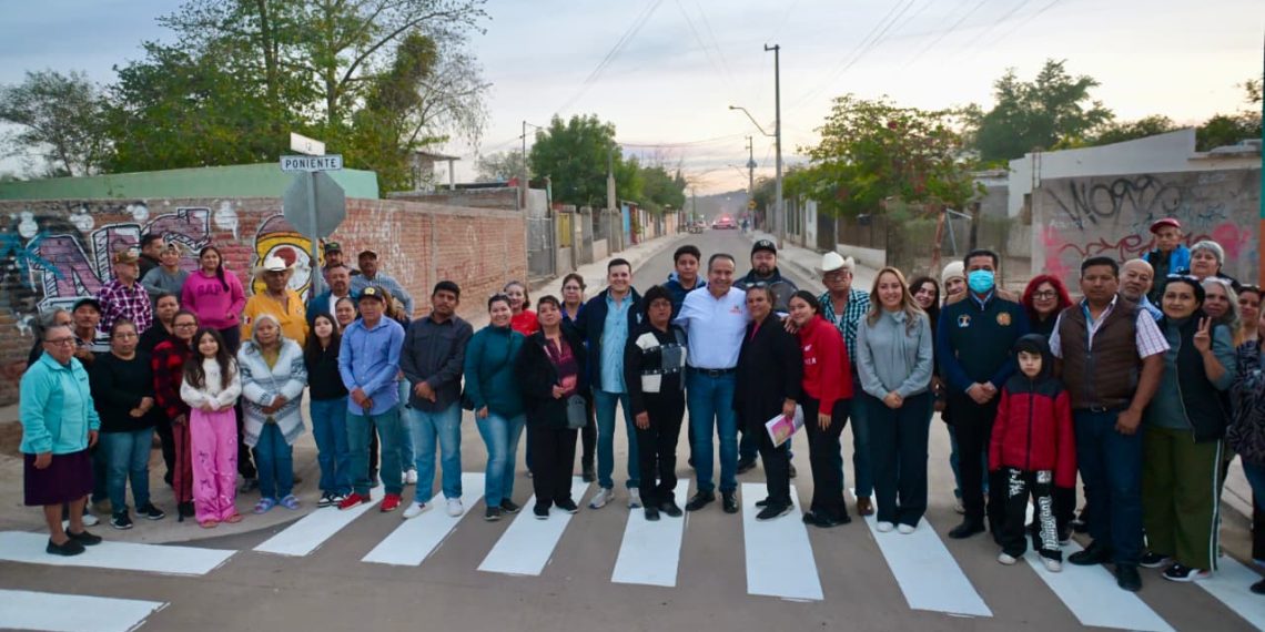 Entrega Toño Astiazarán pavimentación en Calle 12 de la colonia Nueva Esperanza