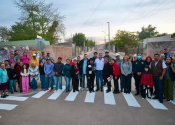 Entrega Toño Astiazarán pavimentación en Calle 12 de la colonia Nueva Esperanza
