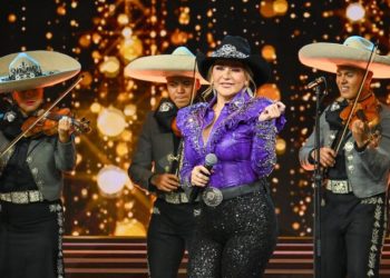 Alicia Villarreal se somete a ‘arreglitos’