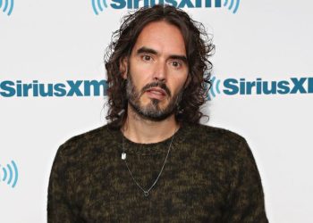 Russell Brand sale en libertad bajo fianza tras comparecer ante el tribunal