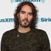 Russell Brand sale en libertad bajo fianza tras comparecer ante el tribunal