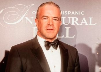 Reaparece dueño de Miss Universo desde redes sociales