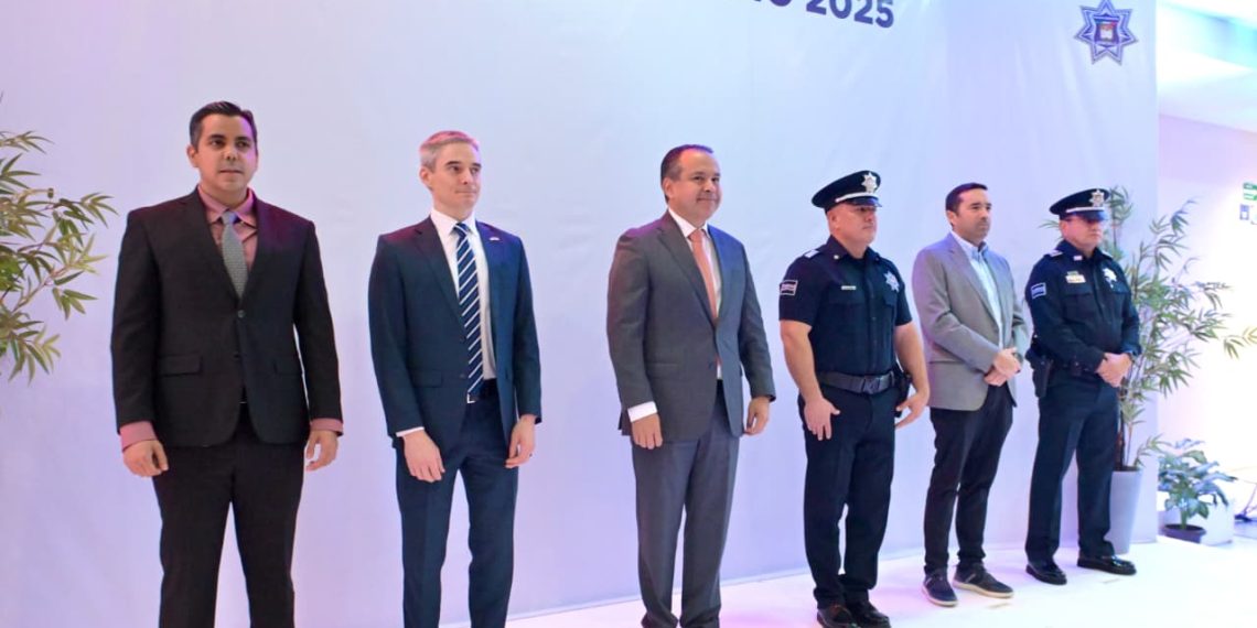 Entrega Toño Astiazarán condecoraciones y premia al Policía del Año 2025