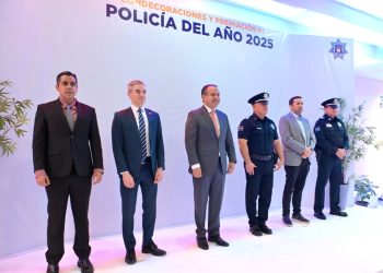 Entrega Toño Astiazarán condecoraciones y premia al Policía del Año 2025