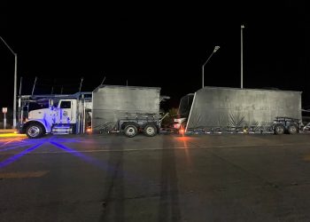 Aseguran tráiler que transportaba armas y vehículos robados