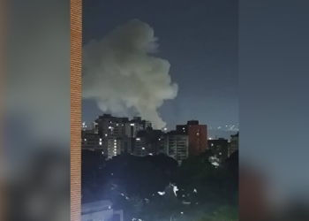 Se escuchan al menos siete explosiones y aviones a baja altura en Caracas