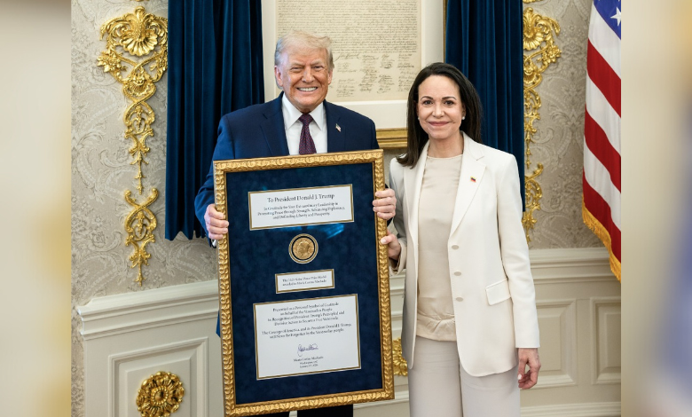 La opositora venezolana María Corina Machado le da su medalla del Premio Nobel a Trump