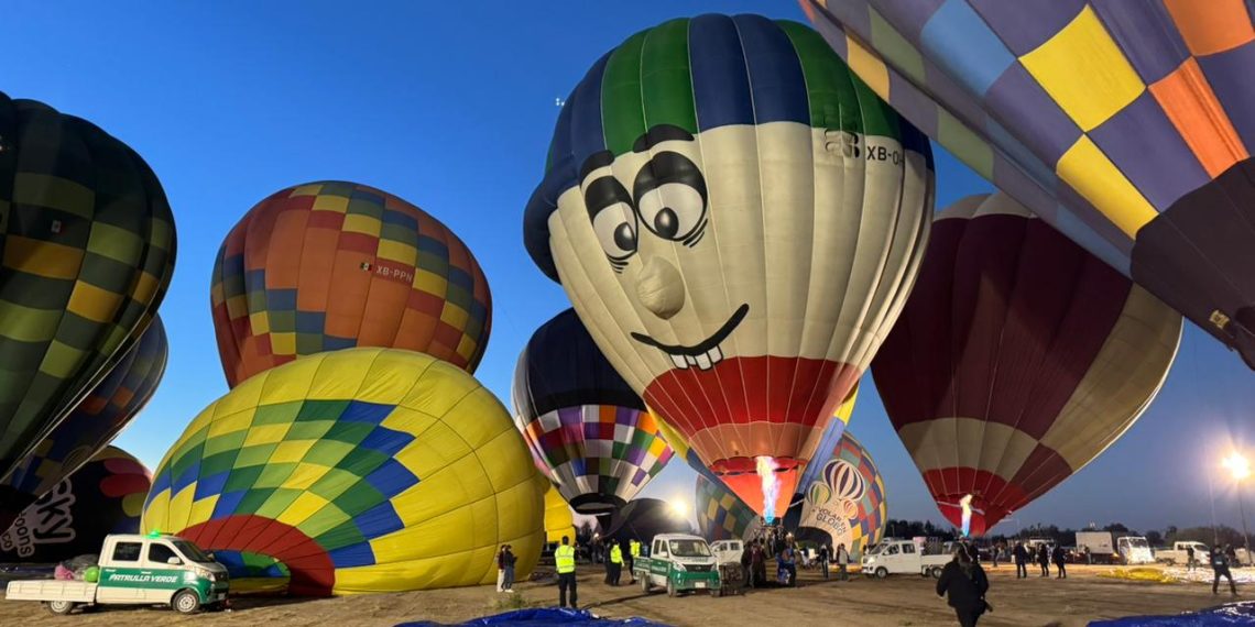 Disfrutaron familias de vuelos en globos aerostáticos que pintaron el cielo de Hermosillo