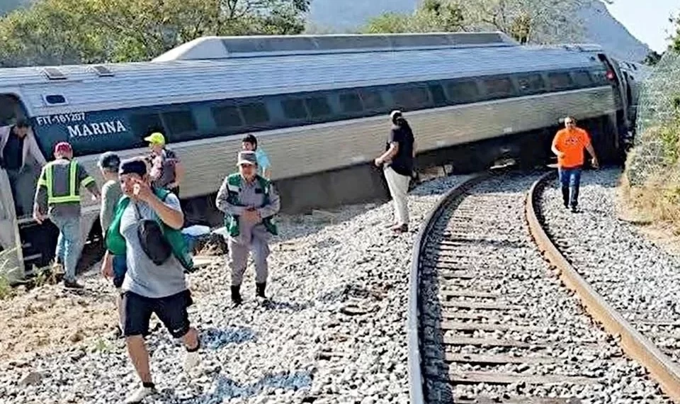 Suman 14 fallecidos por descarrilamiento de Tren