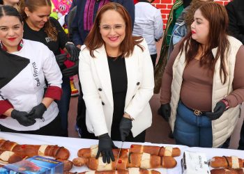 Festeja Doctora Karla Córdova Día de Reyes con megarosca en Guaymas