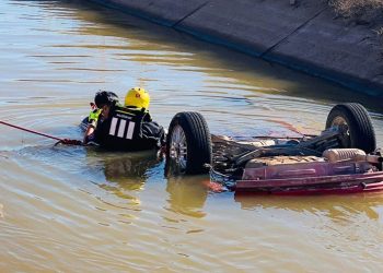 Mueren cuatro jóvenes tras volcar su auto en canal de Navojoa