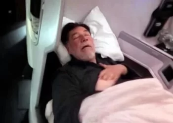Aseguran que Noroña volvió de Roma en asiento premier