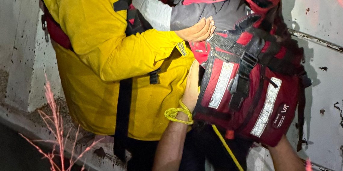 Rescatan bomberos y Seguridad Pública Municipal a padre e hijo que cayeron al canal bajo en Cajeme