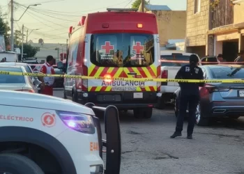 Solitario sicario ejecuta a hombre dentro de su vehículo en Los Naranjos