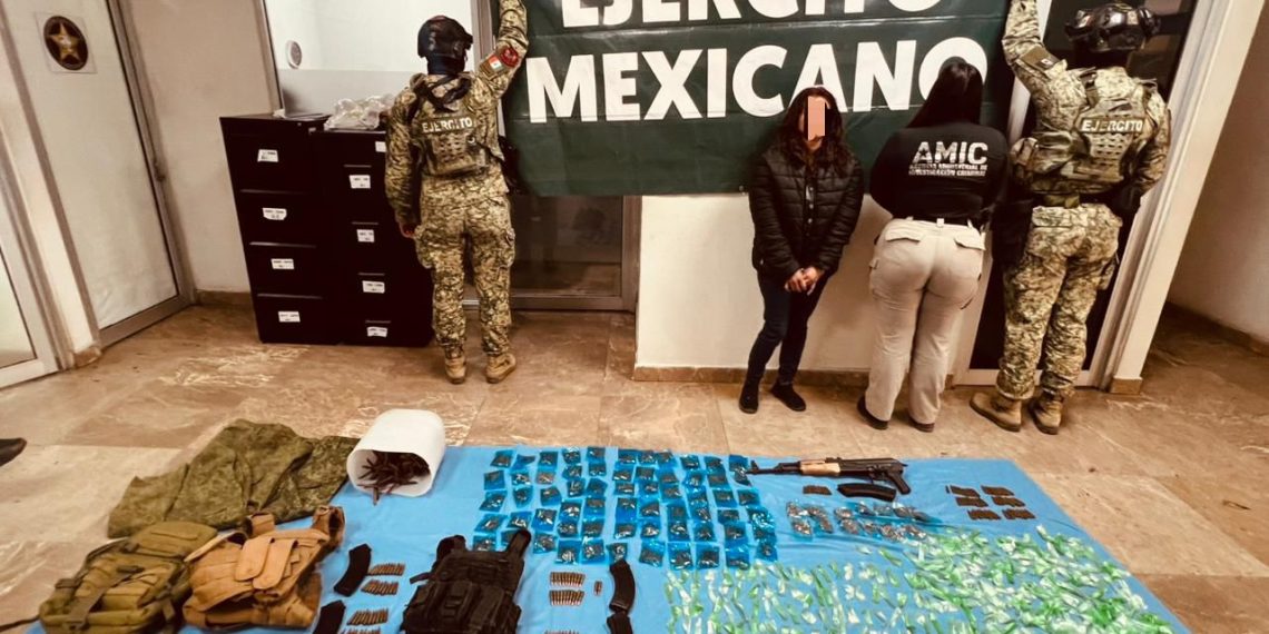 Ejército Mexicano y A.M.I.C. detienen a mujer armada y aseguran narcóticos en Ciudad Obregón