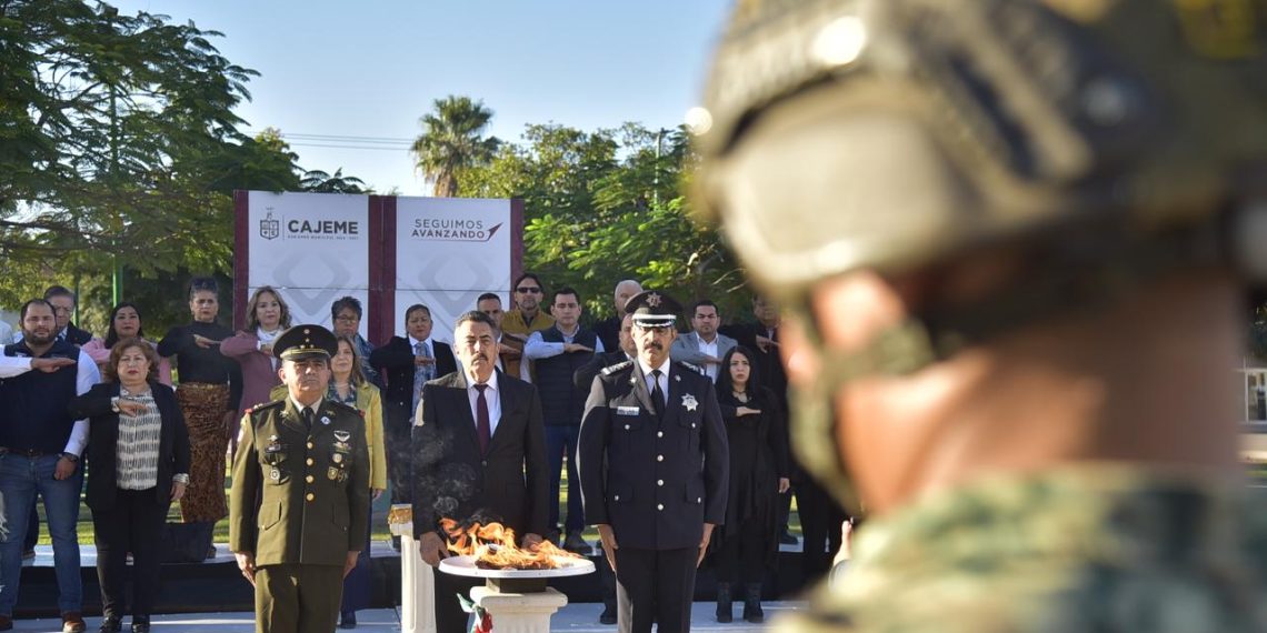 Presidente de Cajeme Javier Lamarque desfile por Día de la Bandera