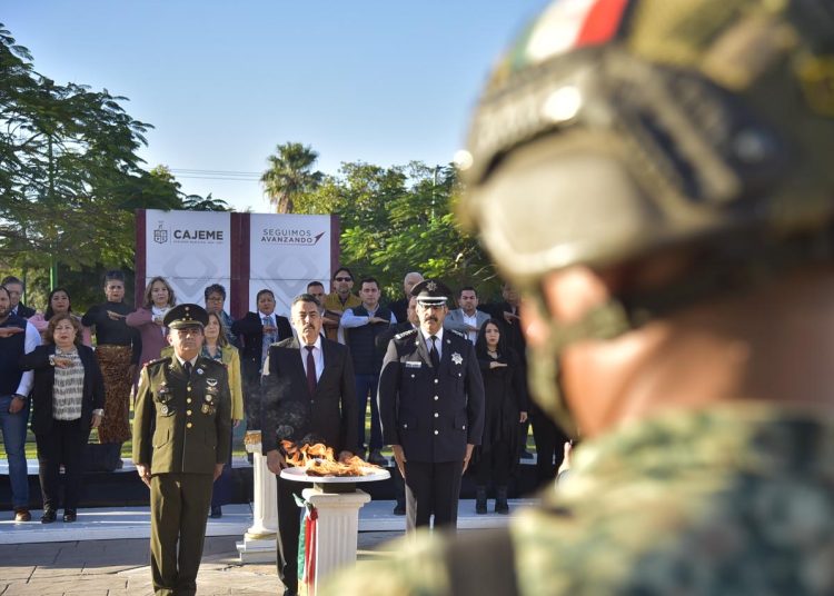 Presidente de Cajeme Javier Lamarque desfile por Día de la Bandera