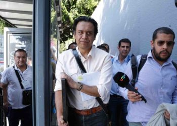 Tras casi 100 horas atrincherado, sale Marx Arriaga de la SEP