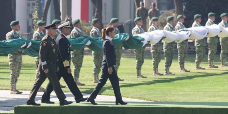 Sheinbaum encabeza ceremonia del Día de la Bandera en Campo Marte
