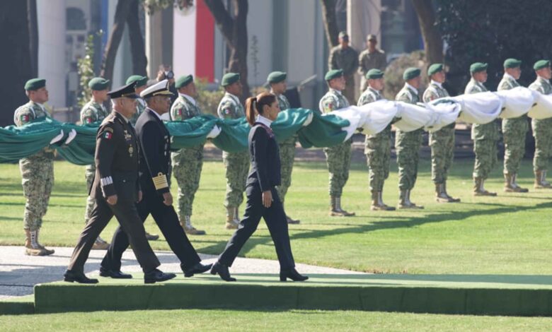 Sheinbaum encabeza ceremonia del Día de la Bandera en Campo Marte