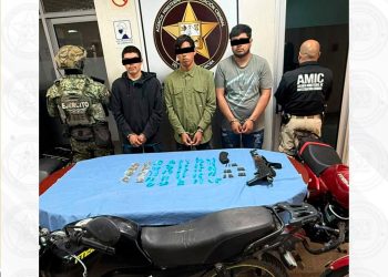 FGJES detiene a tres sujetos en posesión de vehículo con reporte de robo, drogas y arma de uso exclusivo en Cajeme