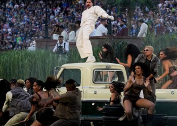 Bad Bunny lleva la historia y cultura de Puerto Rico a un revolucionario show de Super Bowl