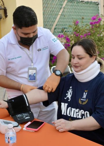 Acerca Toño Astiazarán servicios de “Miércoles en tu colonia” a familias de Villa Bonita