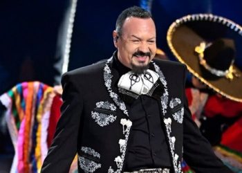 Pepe Aguilar vuelve a la controversia tras “dar like” a comentario contra Cazzu