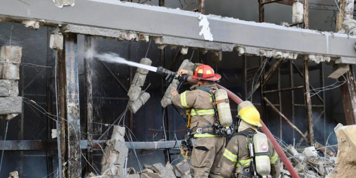 De manera coordinada los tres niveles de gobierno logran controlar incendio en local comercial en Vado del Río