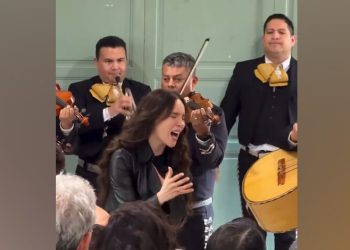 Sorprende Belinda al cantar con mariachi