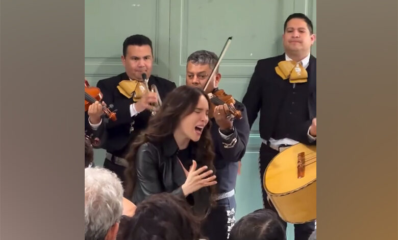 Sorprende Belinda al cantar con mariachi