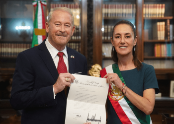 Sheinbaum recibe a Ronald Johnson en Palacio Nacional