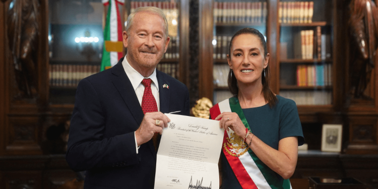 Sheinbaum recibe a Ronald Johnson en Palacio Nacional