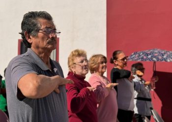 Participan personas adultas mayores del ISAAM en honores a la bandera