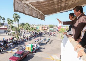 Disfrutan navojoenses de alegre y colorido desfile por Día de la Bandera