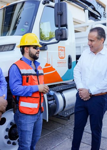 Equipa Toño Astiazarán con vehículos operativos a la Agencia de Energía y Cambio Climático para beneficio de familias hermosillenses