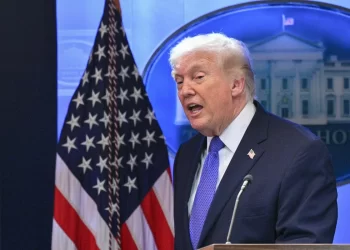 En sólo horas, Trump sube el arancel global de 10 a 15%